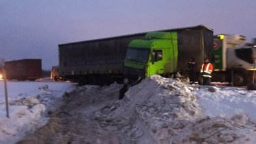 Фото: Грузовик, слетевший в кювет под Череповцом во время воскресной аварии, достали