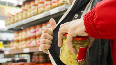 Фото: Сковородку и продукты похитил череповчанин в магазине Зашекснинского района