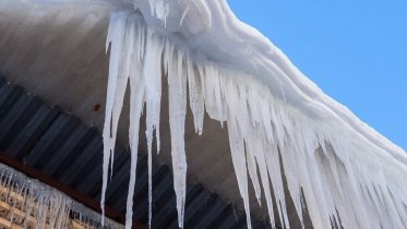 Фото: Почти 110 тысяч рублей заплатит череповецкая УК за упавший на машину лед