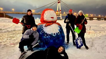 Фото: Двухметровая матрешка появилась у Октябрьского моста