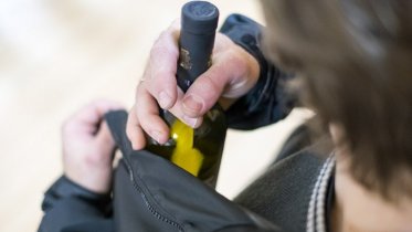 Фото: Три бутылки спиртного вынес череповчанин на глазах у продавца магазина