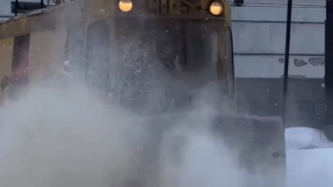 Фото: В Череповце специальный снегоуборочный вагон чистит трамвайные пути