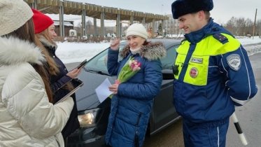 Фото: Череповецкие инспекторы поздравили автоледи