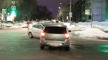 Фото: Две иномарки не поделили дорогу на перекрестке Строителей и Ломоносова