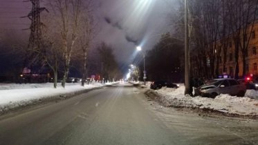 Фото: В Череповце отечественная легковушка влетела в столб