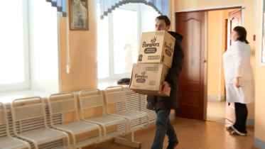 Фото: 20 тысяч подгузников для недоношенных детей в череповецкий роддом