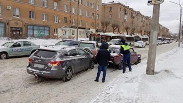 Фото: Четыре автомобиля столкнулись в Череповце на Ленина