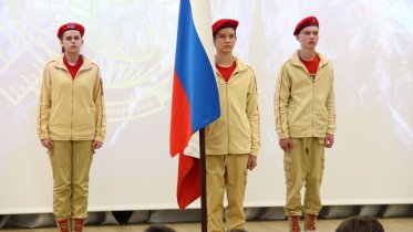 Фото: Череповецкие курсанты научили школьников выносить флаг