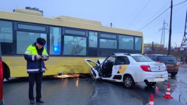 Фото: Автобус и легковушка не поделили дорогу на Северном шоссе