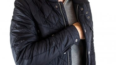 Фото: Двое череповчан украли куртку из магазина спорттоваров