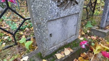 Фото: Череповчанин повадился воровать таблички на кладбище