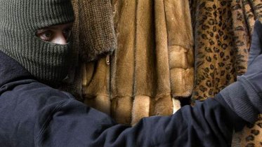 Фото: Череповчанин украл шубу за 30 тысяч рублей