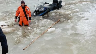Фото: Череповчанин утопил снегоход на Рыбинском водохранилище
