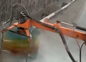 Фото: В Череповце приступили к мойке мостов и остановочных павильонов