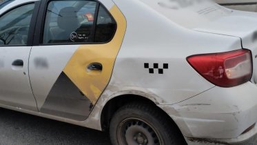 Фото: На проспекте Победы таксист влетел в автобус