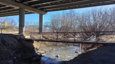 Фото: Пешеходный мост через реку Серовку перекрыли в Череповце