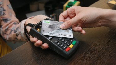 Фото: Двое череповчан отправились за алкоголем, найдя банковскую карту