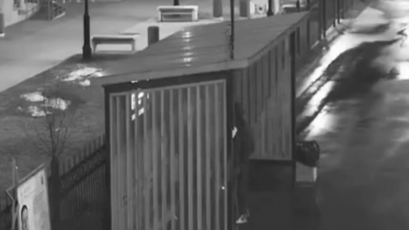 Фото: Вандалы, напавшие на «умную» остановку, попали на камеры наблюдения