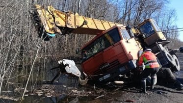 Фото: Под Череповцом автокран упал на бок, съехав в канаву