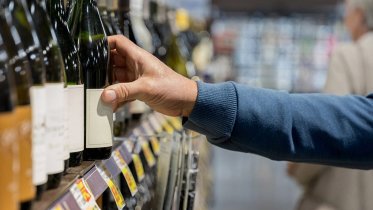 Фото: Павильон на Металлургов продавал спиртное несовершеннолетним