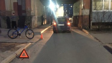Фото: Несовершеннолетняя велосипедистка попала под колеса автомобиля в Череповце