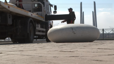 Фото: Скамейки в форме гальки появляются у Архангельского моста