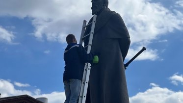 Фото: В Череповце моют памятники