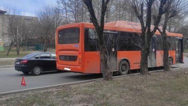 Фото: В Череповце старушка получила травмы, не удержавшись в салоне автобуса