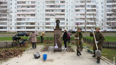 Фото: В сквере Батюшкова череповчане собрались на субботник
