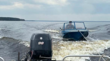 Фото: На Рыбинском водохранилище мужчина застрял с неисправной лодкой