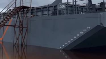 Фото: В Череповце на воду спустили шестую построенную баржу