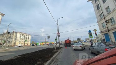 Фото: Бензовоз и легковушка не поделили дорогу в Череповце