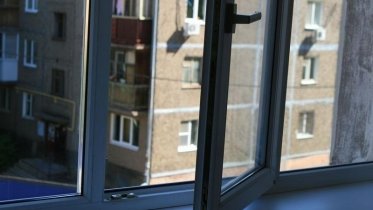 Фото: Стало известно о состоянии ребенка, выпавшего из окна в Череповце