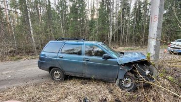 Фото: В Череповецком районе машина влетела в опору ЛЭП