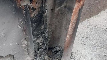 Фото: Кабельные линии с торца жилого дома загорелись в Череповце