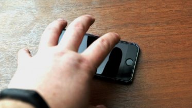 Фото: У невнимательного череповчанина в гостях украли телефон