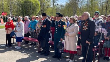Фото: В Череповце возложили цветы к мемориалу боевой славы на первом городском кладбище