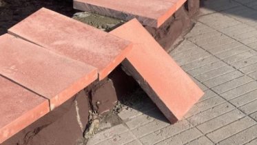Фото: Парапет у мемориала «Штыки» в Череповце разрушен вандалами