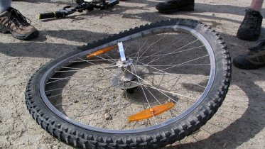 Фото: Велосипедист влетел в иномарку в Северном районе Череповца