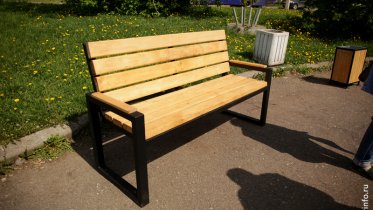 Фото: В сквере на Остинской появились влагостойкие скамейки