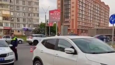 Фото: Ребенок на самокате попал под колеса иномарки в Череповце