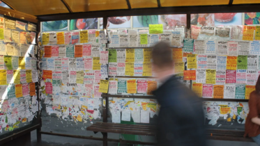 Фото: Строителей, расклеивавших рекламу, задержали в Череповце