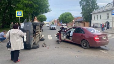 Фото: В центре Череповца на перекрестке столкнулись две иномарки