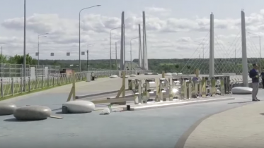 Фото: Новый зеркальный арт-объект появился у Архангельского моста