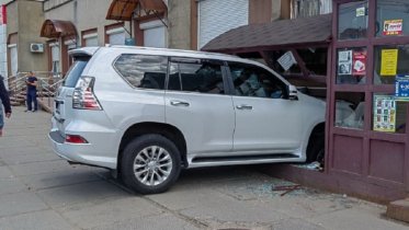 Фото: В Череповце пенсионерка на «Лексусе» въехала в магазин