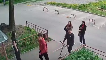 Фото: Подростков, разворотивших дверь в подъезде, ищут в Череповце