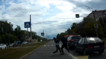 Фото: В Череповце двое водителей подрались на проезжей части