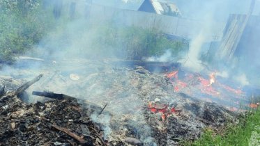 Фото: Ночью в Череповце сгорела хозпостройка