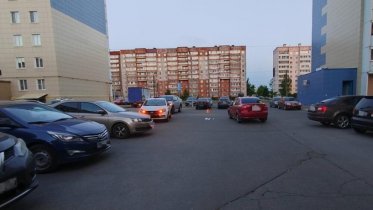 Фото: В череповецком дворе автоледи устроила ДТП