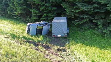 Фото: Под Череповцом на трассе перевернулась иномарка